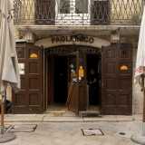 A pochi metri di distanza ecco l�osteria Paglionico, uno degli ultimi ristoranti antichi sopravvissuti a Bari. Aperto nel 1870 da Maria Paglionico � ancora noto per i suoi piatti della tradizione